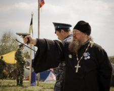 "Ріденька борідка, немите волосся, червона пика, свинячі, залляті бухлом очі": українцям змалювали класичного московського попа