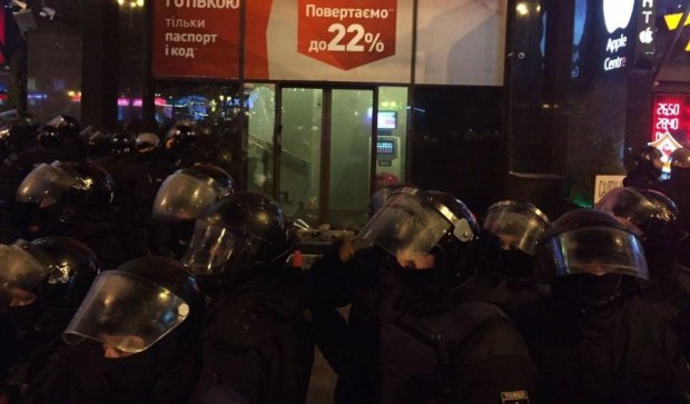 Активисты покинули Крещатик, копы охраняют банк