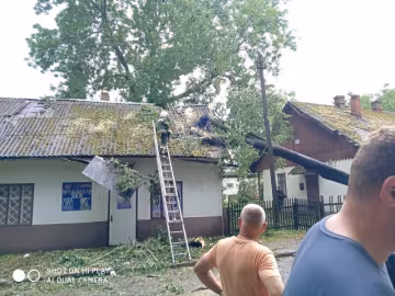 По Буковине пронесся сверхмощный ураган - дьявольский ветер, поваленные деревья и реки вместо улиц
