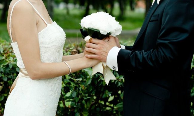 Влиятельный бизнесмен одновременно состоял в браке с тремя женщинами. Его жены не подозревали о существовании друг друга, а они практически соседки