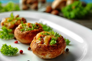 Фаршированные шампиньоны с сыром: вкусный рецепт на скорую руку