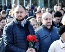Депутату в обличчя ткнули дещо цікавіше за мікрофон