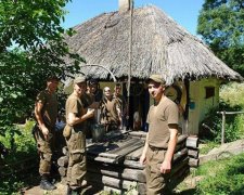 Нацгвардійці поласували солдатським кулішем у музеї (фото)