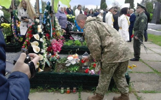 Оскверняет могили героев: украинцев просят опознать воровку