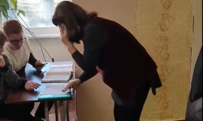 Копы и учительница, скриншот: Facebook