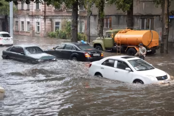 Одеса пішла під воду: нещадна стихія взяла у полон сотні городян, кадри з самого пекла