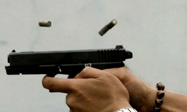 Харьковские полицейские устроили перестрелку в городском парке