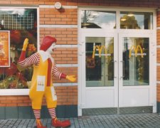 В Киеве разыскивают мужчину, одним ударом убившего клиента McDonald’s: видео