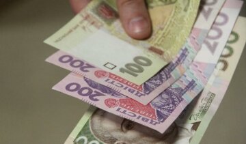 Реальну зарплату в Україні скоротили на 10%