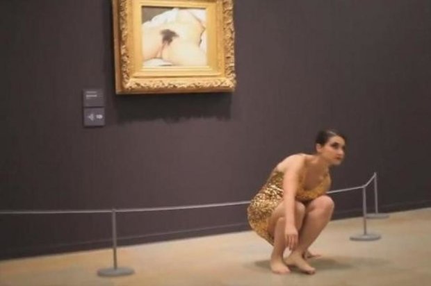 Художница обнажилась перед картиной в парижском музее (видео)