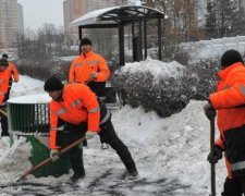 Російські комунальники показали майстер-клас з прибирання снігу