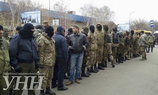 Люди митингуют возле суда Кировограда (фото)