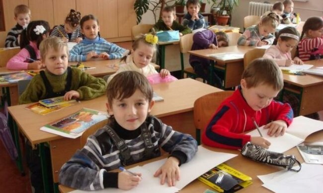 Щоб не лякати: першокласників залишили без червоної ручки і оцінок