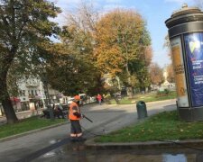 Львів заполонили комунальники Садового зі шлангами - купають, як перед весіллям