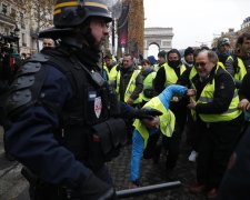 Во Франции полиция разогнала протестующих за 15 минут: “желтая ночь” закончилась так и не начавшись