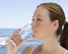 Медики категорично заборонили пити воду під час їжі