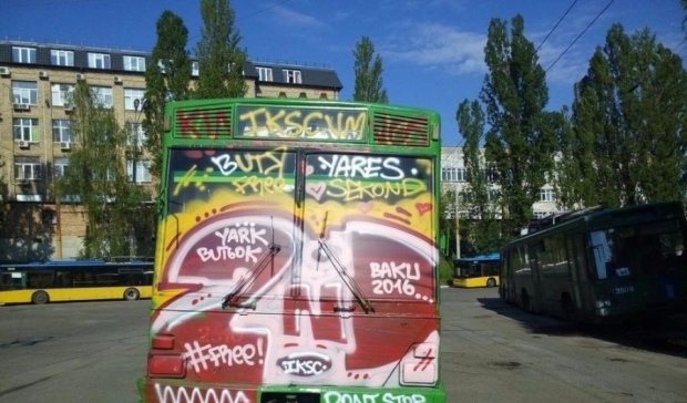 Вуличні художники "розмалювали" київський тролейбус