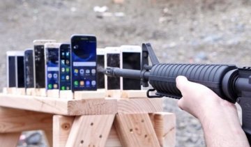 Смартфони Apple або Samsung перевірили на куленепроникність 