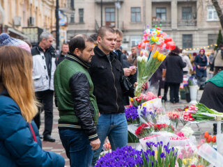 Скільки коштує букет напередодні 8 березня, фото Інформатор