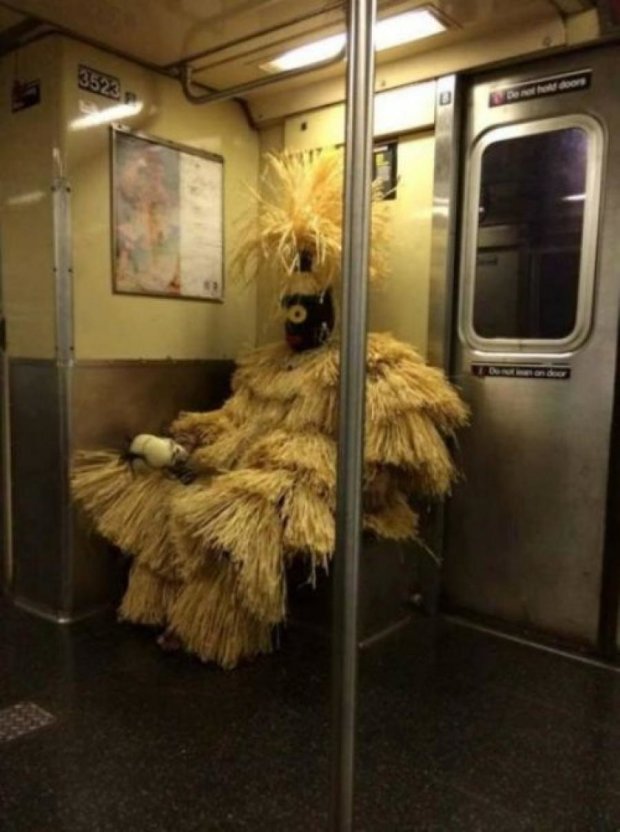 В метро заметили гостей из параллельной вселенной (фото)