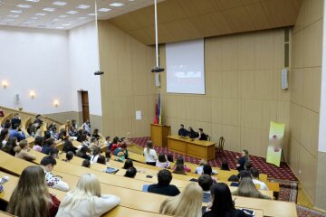Преподаватель во Львове показывал студентам порнографические изображения, фото: Знай.ua