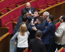 Двоє депутатів Порошенка вже втекли з корабля