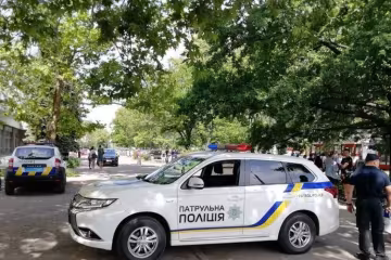 "Мамочка, мне холодно": одесситка оставила малыша под подъездом и пустилась во все тяжкие