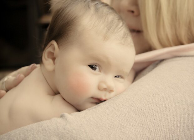 мати з немовлям, фото:pxhere