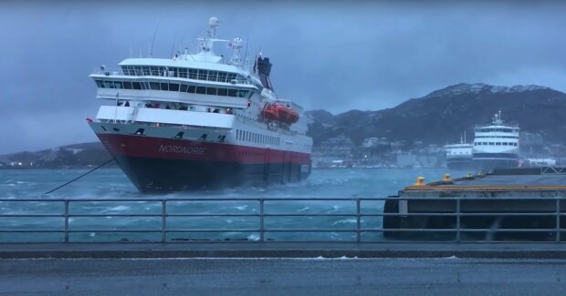 Швартовка лайнера в шторм, кадр из видео