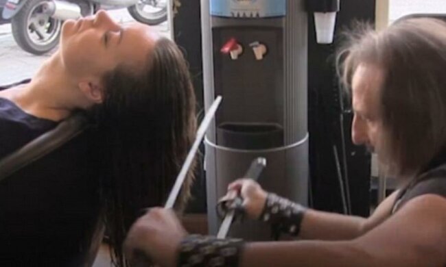 Зачіска самурайським мечем і паяльником від мадридського стиліста (відео)