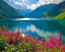 Як весна розфарбовує туристичні центри світу (фото)