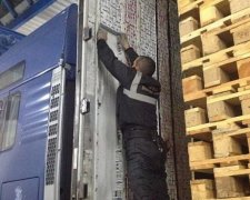 На українсько-польському кордоні перехопили велику контрабанду цигарок (фото, відео)