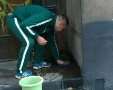 Львівські копи змусили чоловіка, який справив нужду, прибирати за собою