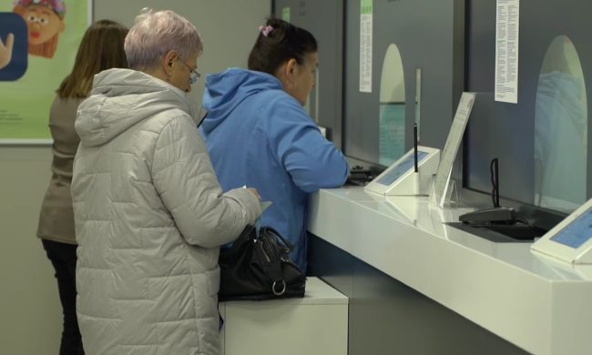 Українці в банку. Фото: скрін youtube