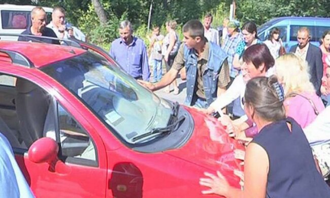 Селяни перекрили міжнародну трасу через Московський патріархат (фото)