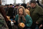 Пенсіонерка з хлібом, фото з вільних джерел