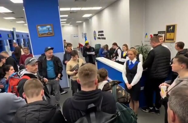 "Іди в Україну, ти, бл**ь, служи": розлючені українці накинулися на працівників паспортного столу в Польщі