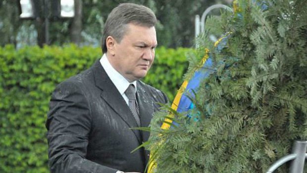 "Проффесор, йолка і вінок": Янукович святкує 69-річчя, найкурйозніші ляпи президента-втікача