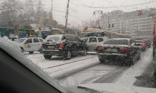 Київ розбив сніговий параліч: величезні затори та сотні ДТП