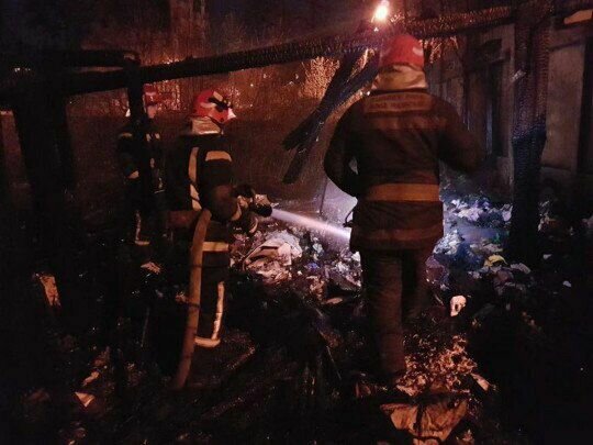 В Киеве в жутком пожаре погибли двое мужчин, спасатели не успели - кадры из пепелища