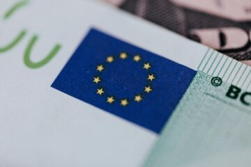 Прапор ЄС та паспорт громадянина України