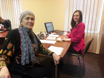 Пенсионерка получает консультацию о доплате за стаж