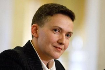 Ось вона, жіночність: Савченко викинула взуття і пішла гуляти трасою, дивні фото розбурхали мережу