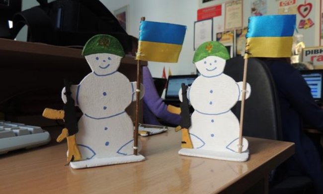 Школярі роблять для бійців АТО патріотичних сніговиків (фото)