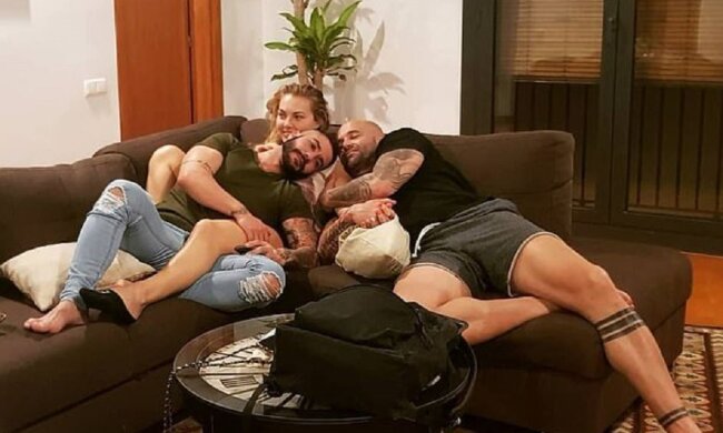 Двоє друзів закохалися в одну жінку й стали жити втрьох: виховують дітей і вже не лякають родичів