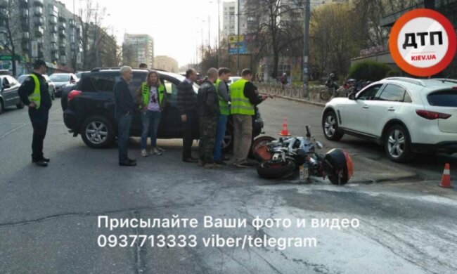 Іномарка знесла мотоцикл в центрі Києва: двоє постраждалих