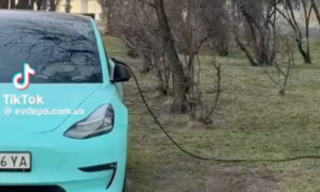 Зарядка електромобіля з вікна квартири, скріншот: TikTok