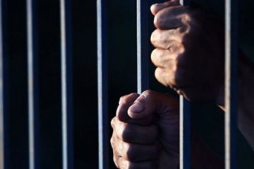 Чиновника приговорили к 8 годам тюрьмы за сотрудничество с террористами