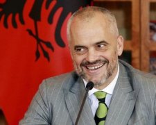Албанський прем'єр розтоптав правила етикету