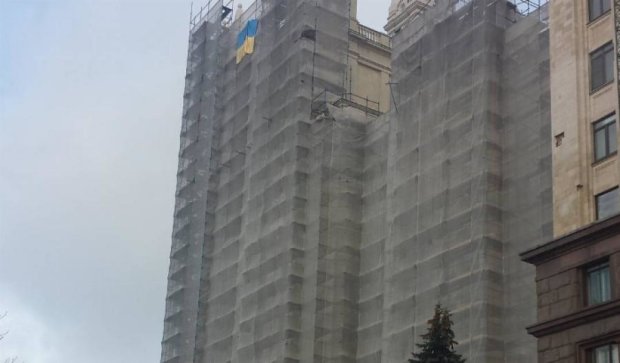 До річниці Майдану: на будинку в центрі Москви вивісили прапор України (фото, відео)